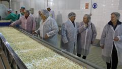 Visita de extrabajadoras de Albo a la f&aacute;brica de Tapia, cuando fueron objeto de un homenaje