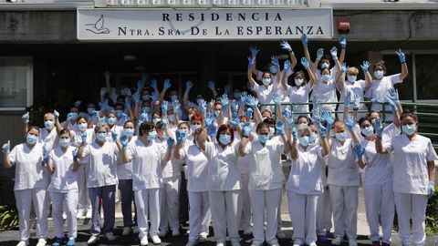 Los sanitarios de la residencia Nuestra Se�ora de La Esperanza de Ourense muestran su alegr�a