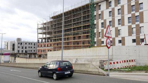 En la imagen, tomada ayer, las obras de construccin del nuevo edificio asistencial. A la derecha, se puede ver el primer bloque del edificio, con la fachada ya revestida, y justo al lado la estructura del segundo. Al fondo, a la izquierda, el edificio Sur, para instalaciones, gerencia y administracin