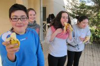 Alumnos comiendo pl�tanos durante el recreo de ayer. 