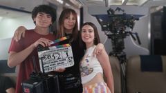 La coordinadora de intimidad Rebeca Medina junto a dos j�venes actores a los que asesora en un rodaje.