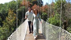 La conselleira de Medio Ambiente, ngeles Vzquez, este viernes en el puente colgante de Calvelo, en Cerdedo-Cotobade
