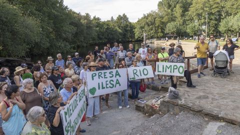 �rea recreativa de Furelos, en Melide. Concentraci�n de vecinos en protesta por el posible derribo de la presa hist�rica.