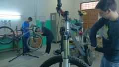 J�venes participantes en en el taller de reciclaje de bicicletas �Ilusiones sobre ruedas�