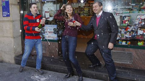 Los propietarios de la administraci�n de Arzobispo Guisasola de Oviedo que repartieron el segundo premio