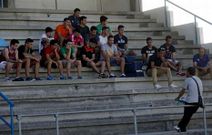 Migu�ns (de espaldas) dirigi�ndose a sus jugadores el lunes. 