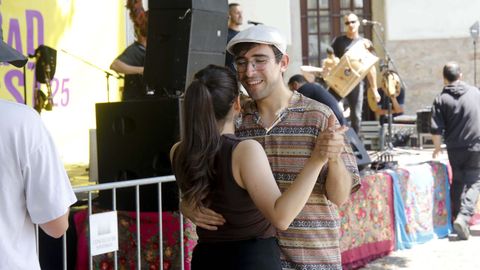 Público bailando durante la actuación de Mediarea en Mazarelos