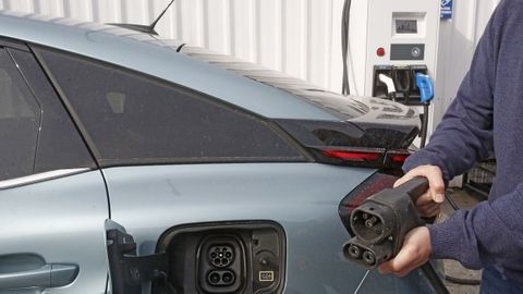Carga rápida en gasolinera. La estación de Repsol de la avenida Alfonso Molina y la Galp de Perillo (Oleiros) cuentan con una instalación con tres tomas de carga de diferente potencia, entre ellas la ultrarrápida CCS. En la segunda cobran a 0,50 euros el kilovatio.