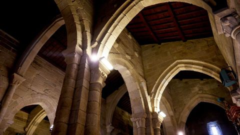 Interior del templo del monasterio de Bergondo, construido con estilo rom�nico y al que, tras un incendio, se le incluyeron elementos de estilo g�tico.