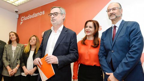 La expresidenta de las Cortes de Castilla y Len, que ha abandonado el PP, Silvia Clemente, junto al coordinador regional de Ciudadanos, Luis Fuentes (derecha), y el secretario general de Ciudadanos, Jos Manuel Villegas