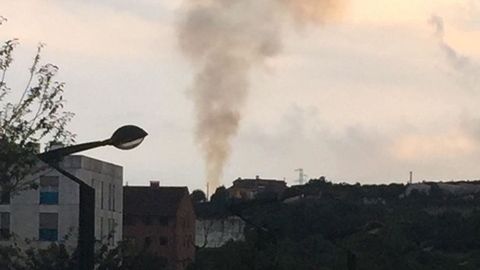 Humo que emana una de las chimeneas de Arcelor en Gij�n