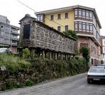 Las construcciones tradicionales desaparecen entre el ladrillo.