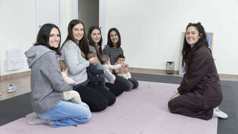 Las�cuatro madres y sus hijos junto con Roc�o D�az, la fisioterapeuta que las ha acompa�ado durante todo el proceso y tambi�n integra la pandilla de amigas