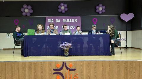 Mesar redonda por el 8-M organizada por alumnado de tercero de la ESO del colegio Mar�a Assumpta de Noia