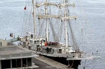 El velero �Lord Nelson� arrib� a puerto esta semana para atender a uno de sus tripulantes.