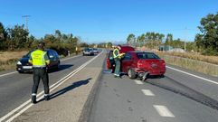 Agentes de la Guardia Civil regulan el trfico en el lugar del accidente