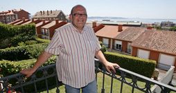 Jos� Manuel Abel, con la isla de Ons al fondo, enclave que este historiador recuerda que estuvo ligada durante siglos a Sanxenxo. 