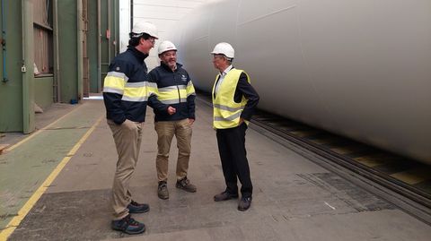 De izquierda a derecha: Guillermo Zugazabeitia, responsable de venta de torres de Windar; Arturo Mon, gerente de la planta Tadarsa 2, y Francisco Aréchaga, responsable de Windar en Galicia
