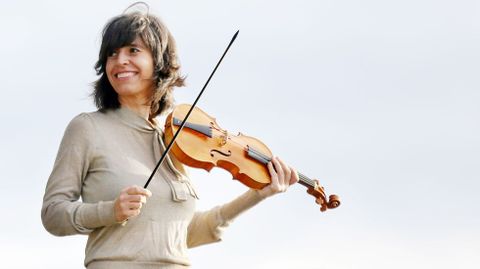 La violinista francesa Amandine Beyer dirige la Real Filharmona de Galicia