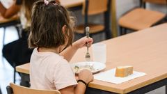 Una alumna del CEIP O Pi�eiri�o, de Vilagarc�a, come en el centro manteniendo la distancia de seguridad