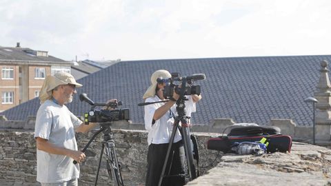 Gente esperando al eclipse en la muralla de Lugo