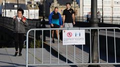 Por el puente de A Misericordia, enlace entre Viveiro y Covas, circulan estos das en los horarios permitidos vecinos de ambos ncleos de Viveiro
