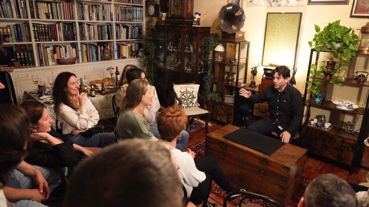 Un mago te invita a su casa y la cena termina cuando desapareces