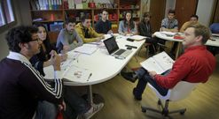 Los alumnos reciben un curso intensivo de alem�n de seis horas diarias. 