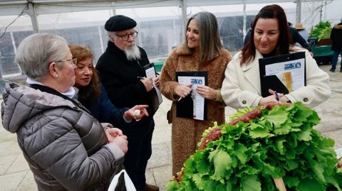 El jurado y p�blico examinando una de las cestas presentadas al concurso.