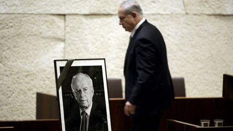 Netanyahu pasa junto a un retrato del primer ministro Isaac Rabin, durante una ceremonia por el aniversario de su asesinato.