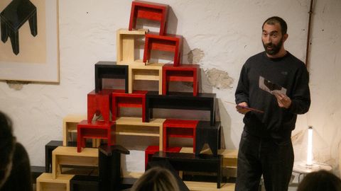 El dise&ntilde;ador Marc Morro con su taburete Manolito en Castroseis