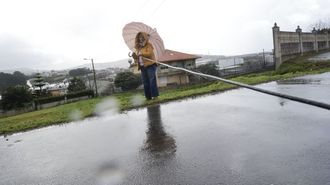Una vecina de Arteixo convive desde hace dos meses con un poste de telefon�a ca�do y la l�nea en la carretera:��Xa non sei a quen reclamarlle, ao aire?�