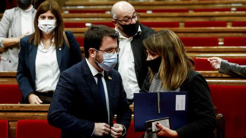 El vicepresidente de la Generalitat en funciones de presidente, Pere Aragon�s, conversa con la consejera de Presidencia, Meritxell Bud� en el Parlamento catal�n