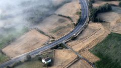 Una vista a�rea de un tramo de la carretera N-540 a su paso por Taboada, municipio donde se ha registrado el accidente