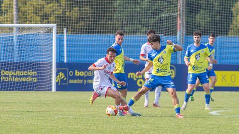 Una disputa de bal&oacute;n en el encuentro jugado entre Cambados y Noia