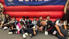 Antuña posa con un grupo de niños y niños mexicanos a los que formó ante emergencias y catástrofes