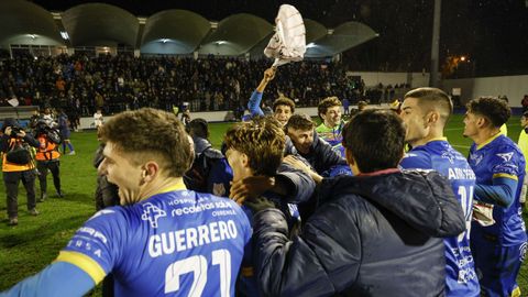Los jugadores del Ourense CF celebrando el pase de ronda tras vencer al Girona FC