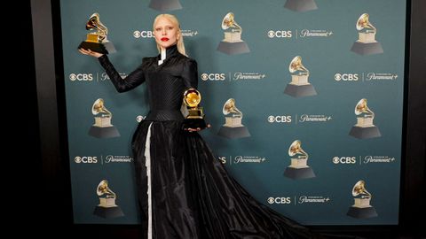 Lady Gaga posa con los premio a Mejor �lbum vocal de pop por �Mayhem� y Mejor grabaci�n de dance pop por �Abracadabra�