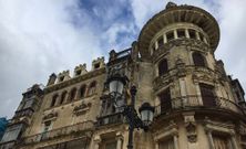 Cien a�os cumple el emblem�tico edificio, en cuya fachada que da al Cant�n faltan sus vidrieras.