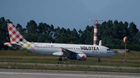 Llegada de un avi�n de Volotea al aeropuerto de Asturias