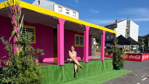 La presidenta de la comisi�n, Marta Castro, en la casita de Vimianzo
