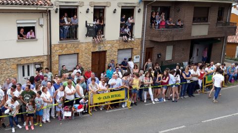 El p�blico espera impaciente el desfile de Les Carroces de Valdesoto.El p�blico espera impaciente el desfile de Les Carroces de Valdesoto