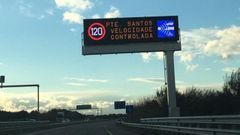 Se�ales verticales luminosas advierten del radar de tramo al aproximarse al puente de los Santos, lo que no evita que se cometan infracciones por exceso de velocidad
