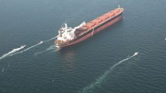 Un barco navega por el estrecho de Ormuz.