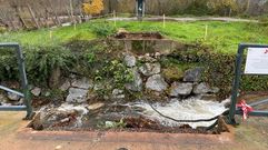La falta de puente impide continuar el paseo del Malec�n hacia la playa del Oro en O Barco