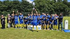 Jugadores del Lua�a con la copa de campeones de la Segunda Futgal.