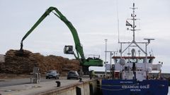 Barco cargando madera de montes mari�anos en el puerto comercial de Burela