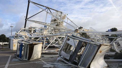 Una noria ca�da tras el paso de la borrasca Kristin en el Parque das Gaivotas de Figueira da Foz