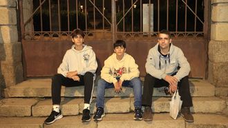 Ant�n, junto a sus hijos, minutos despu�s de ser liberados del jard�n este domingo.