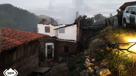 Incendio urbano en Cangas de On�s